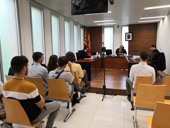 Exrepartidores de Deliveroo defienden ante el juez que la empresa les controlaba y penalizaba