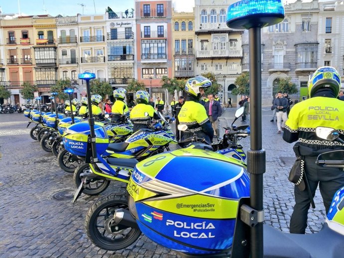 Sevilla.- Sucesos.- Herido grave un agente al colisionar un turismo y una moto de la Policía Local