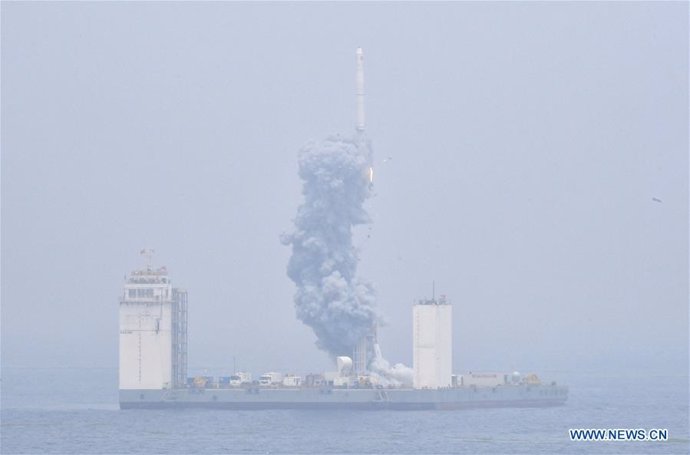 China lanza el primer cohete espacial desde una base en el mar