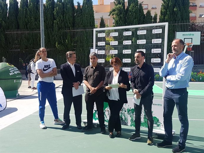 Lavapiés disfruta de la primera cancha de baloncesto de vidrio reciclado del mundo