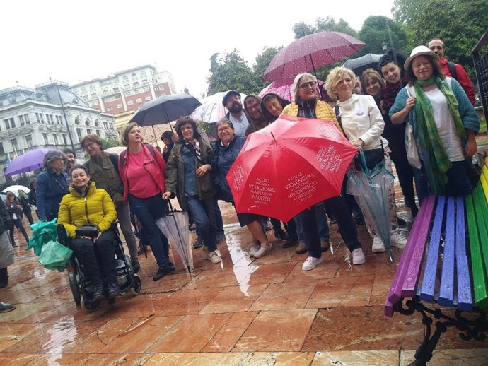 Decenas de personas se concentran en Oviedo para que no quiten los colores LGTB de los bancos de la Escandalera