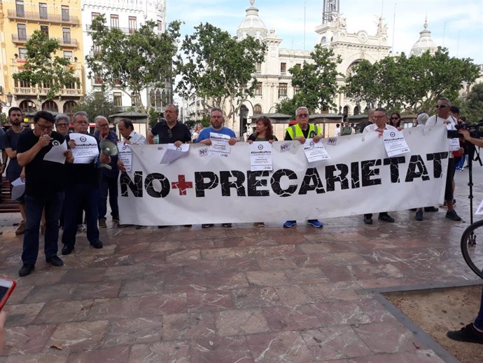 Una concentración en Valncia clama contra la "precariedad laboral" de los repartidores de Glovo y Deliveroo