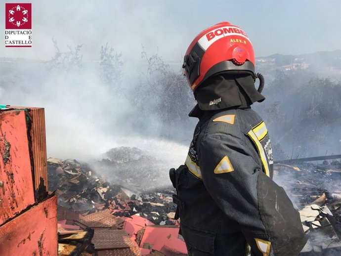 Castellón.- Sucesos.- Un incendio en una cuneta en Onda se extiende a una fábrica de cerámica y obliga a desalojar casas