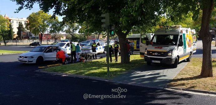 Sevilla.- Sucesos.- Hospitalizado un motorista tras resultar herido grave en un accidente en Sevilla Este