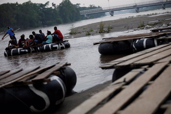 México.- Más de cien migrantes cruzan la frontera de Guatemala con México en el río Suchiate