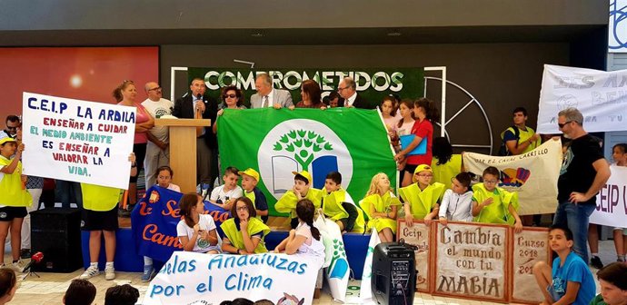 Np Educación Y Deporte:Escuelas Andaluzas Por El Clima Entregan Su Manifiesto Al Delegado De La Consejería De Educación En El Día Del Medio Ambiente