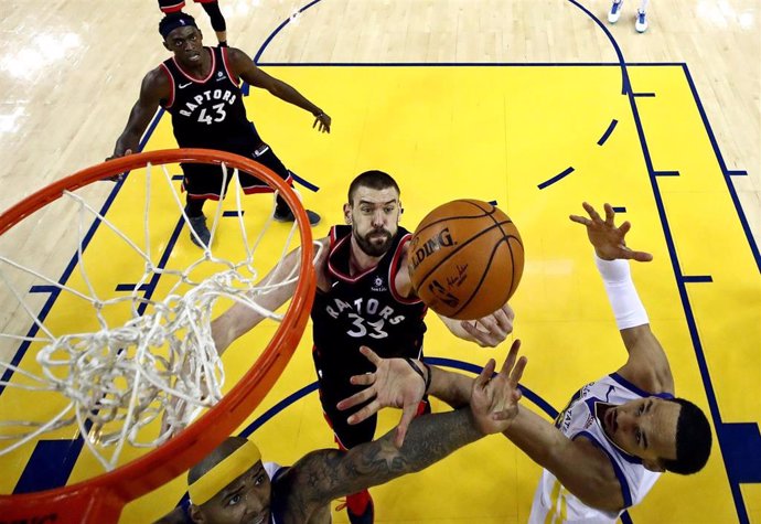 Baloncesto/NBA.- Los Raptors se sobreponen a Curry y devuelven el golpe con un buen Gasol