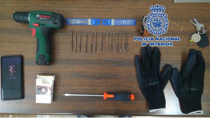Málaga.- Sucesos.- Detenido por robar en cinco domicilios de Málaga con la técnica del taladro portátil