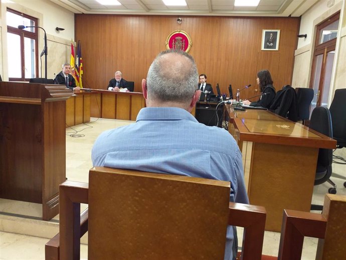 Un hombre acepta cuatro años de cárcel por abusar sexualmente de las hijas de su pareja en Palma
