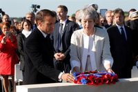 May y Macron rinden homenaje al "valor" de los veteranos del Día-D en las playas de Normandía