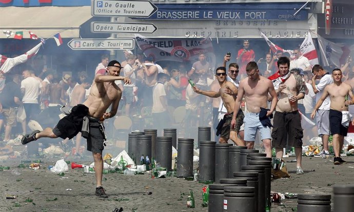 Holigans aficionados Inglaterra enfrentamientos policía Marsella Eurocopa