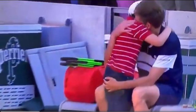 El hijo del tenista Nicolás Mahut salta a abrazar a su padre tras su derrota en Roland Garrós