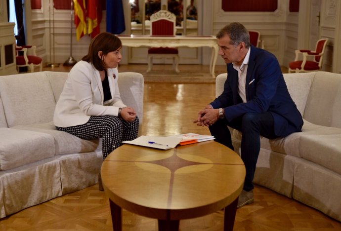Los líderes de Ciudadanos y PP en la Comunitat Valenciana, Toni Cantó e Isabel Bonig, se reúnen para abordar la posibilidad de un acuerdo en Alicante
