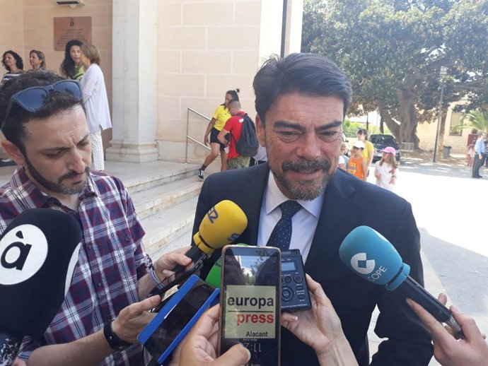 Barcala (PP) dice que Bonig y Cantó han quedado a "tomar café" y que la negociación para Alicante será en Alicante