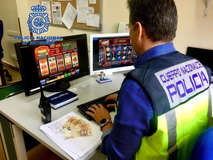 Sucesos.- La Policía Nacional detiene a una persona por estafar 12.000 euros con falsas inversiones en internet