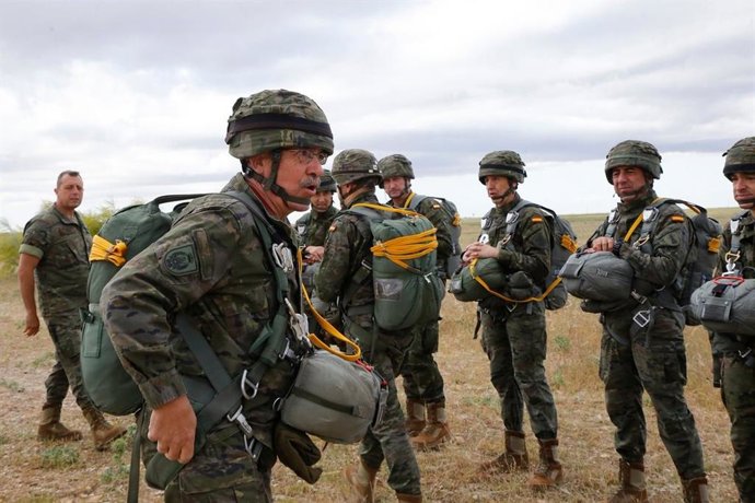 El JEMAD español salta en paracaídas en memoria de quienes defendieron "la libertad y la democracia" en Normandía