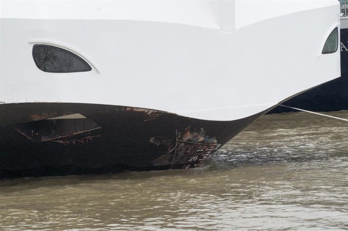 Tourist boat sinks on Danube