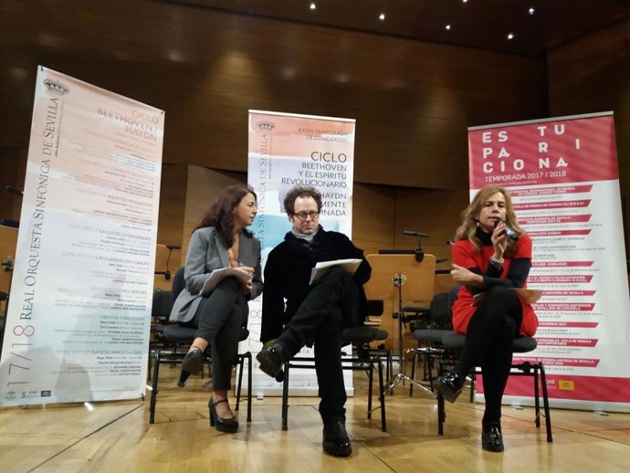 Encuentro con los medios de Isabel Ojeda y John Axelrod