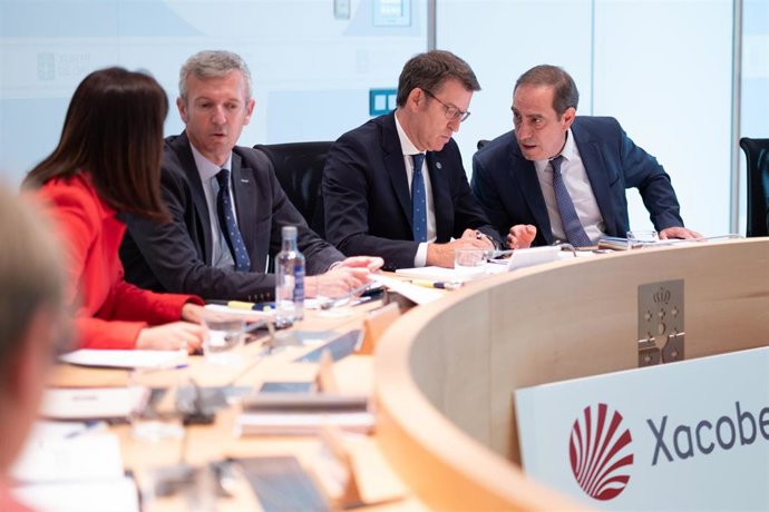 AV.- Consello.- Marisa Crespo, Teresa Portela, Jan Picar, Benedicta Sánchez y las rederas gallegas, Medallas Castelao