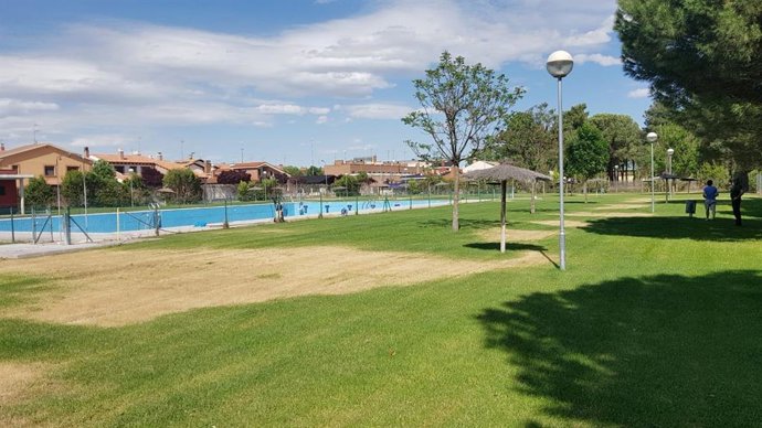 Sucesos.- Investigan actos vandálicos en las piscinas de Pedrajas (Valladolid) tras el vertido de herbicida en el césped