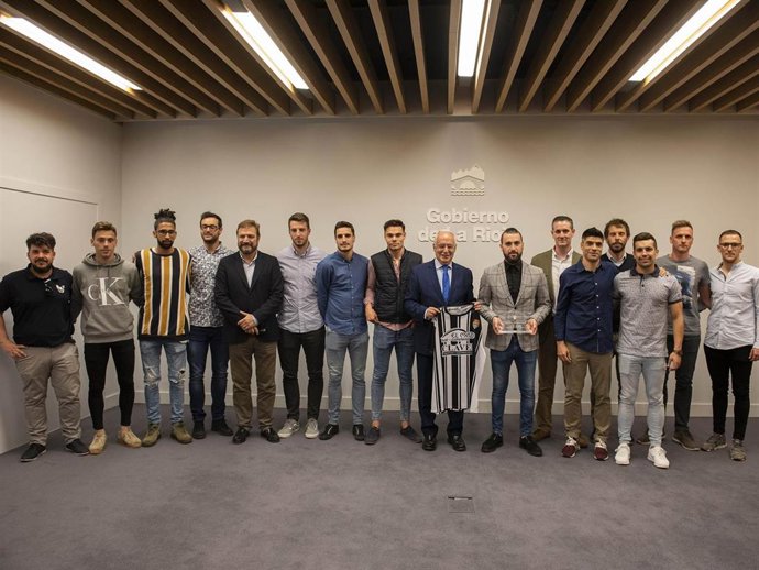 Ceniceros felicita al Club Haro Deportivo por su "merecido" regreso a Segunda B