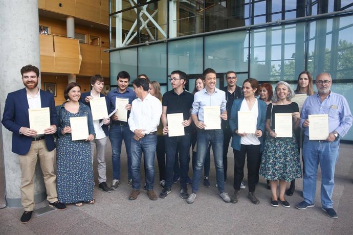 El candidato de Más Madrid a la Presidencia de la Comunidad de Madrid, Iñigo Errejón, recoge el acta de diputado de la Asamblea de Madrid