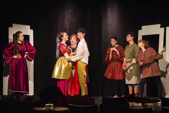 IES Batalla de Clavijo y los 'Pros' de 'Dinámica Teatral' ganadores riojanos de los premios de teatro joven de Coca-Cola