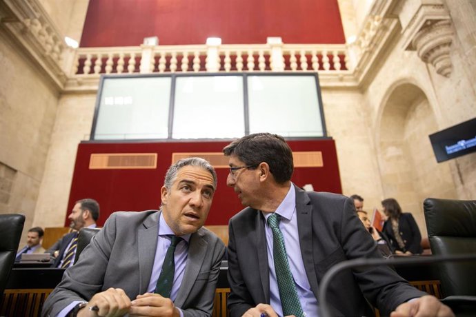 Los consejeros Elías Bendodo y Juan Marín durante la sesión plenaria
