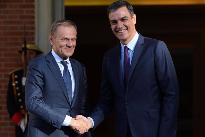 El presidente del Gobierno en funciones, Pedro Sánchez, recibe al presidente del Consejo Europeo, Donald Tusk en La Moncloa, Madrid