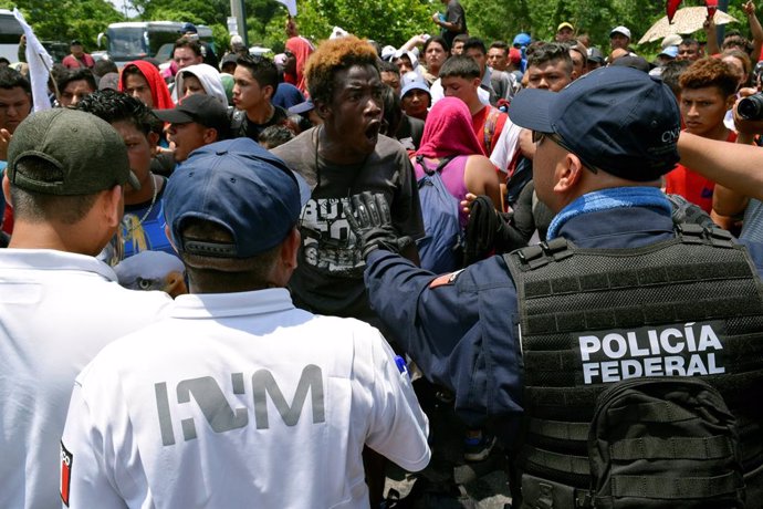 México.- Más de mil migrantes de una nueva caravana centroamericana cruzan la frontera de Guatemala hacia México