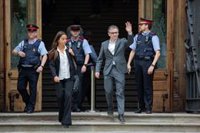 Jové es nega a fer una prova cal·ligràfica sobre l'agenda Moleskine del procés sobiranista