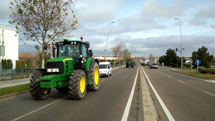 Un tractor de la protesta a su paso por el puente Fernández Casado