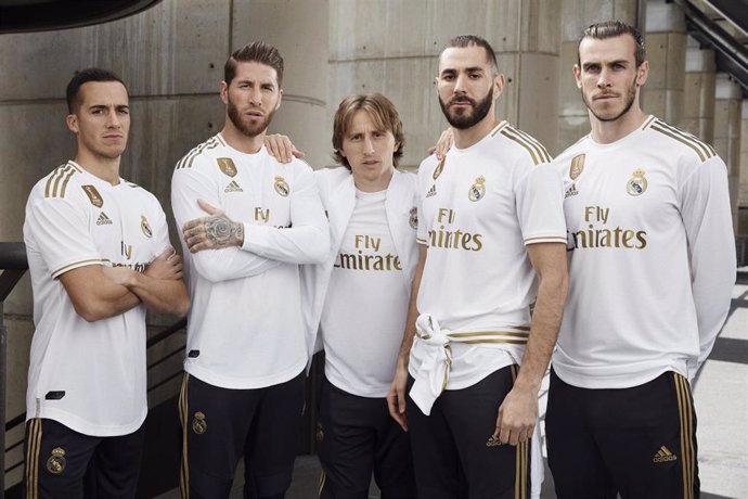 Fútbol.- La nueva camiseta del Real Madrid recuerda los éxitos del club con el dorado y la corona del 'rey de Europa'