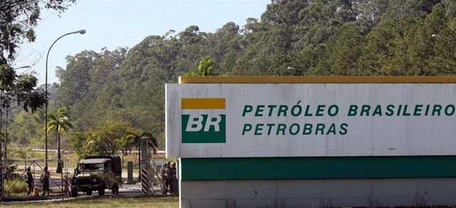Army officers take position near the entrance to Petrobras Henrique Lage Refiner