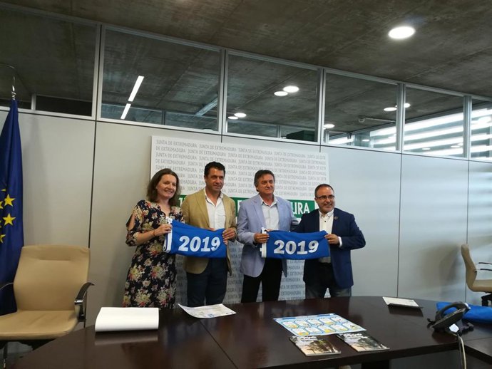Turismo.-Orellana y Cheles reciben oficialmente sus banderas azules de agua dulce como apuesta por el turismo de calidad