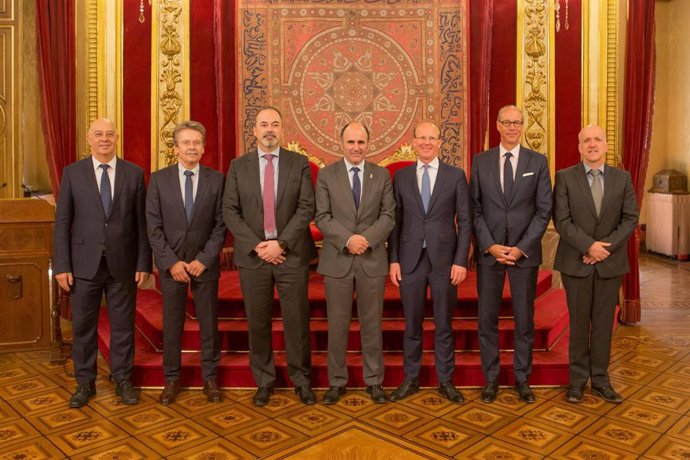 Ayerdi recibe a directivos de la empresa KWD en el 20 aniversario de su implantación en Navarra
