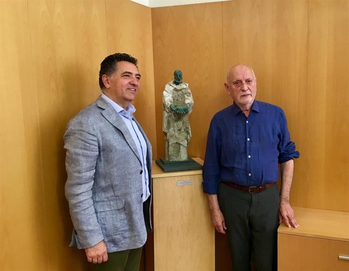 El artista riojano Fernando Sáinz Ochoa dona la escultura de Santo Domingo de la Calzada a la Comunidad Autónoma