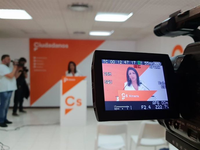 Bosquet (Cs) ve "desafortunado" el vídeo de la pareja del director de la APAE, que enmarca en una "broma de pareja"