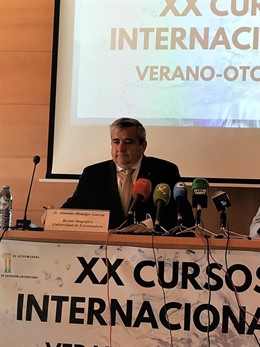 El rector de la UEx muestra su satisfacción por el desarrollo de la EBAU en la que no ha habido incidentes