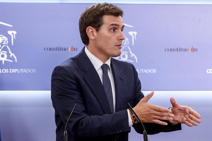 Rivera dice al Rey que Ciudadanos hará una oposición "firme" a Sánchez, que puede gobernar con "sus socios"