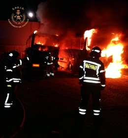 Fwd: Policía Local Cs. La Policía Local De Castelló Y Los Bomberos Municipales Intervienen En El Incendio De Dos Autobuses Estacionados Dentro De Una Empresa Ubicada En La Ciudad Del Transporte 07 06 19