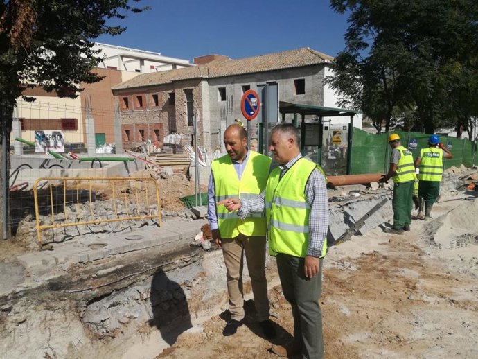 Granada.- La Diputación invierte más de 400.000 euros en la renovación de la calle principal de Otura