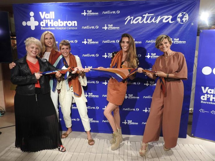 La III edición del pañuelo solidario 'Somni de colors' recauda fondos contra el cáncer de mama