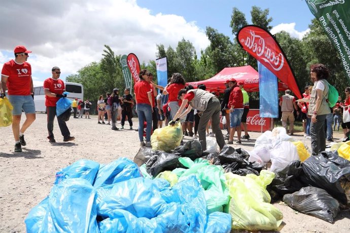 Coca-Cola impulsa el 'Litter Athlon', un maratón para limpiar diferentes entornos naturales