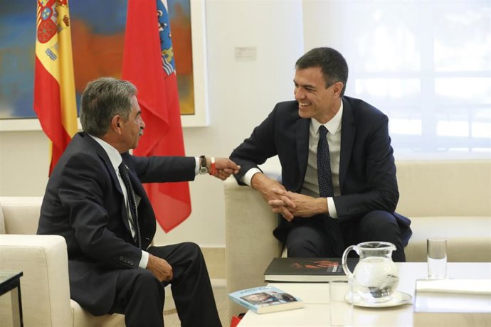 El presidente del Gobierno, Pedro Sánchez, recibe al presidente del Gobierno de Cantabria, Miguel Ángel Revilla, en La Moncloa
