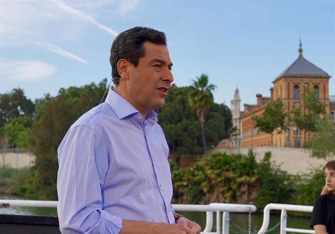 El presidente del PP-A y de la Junta, Juanma Moreno, cierra campaña con un paseo en barco por el río Guadalquivir