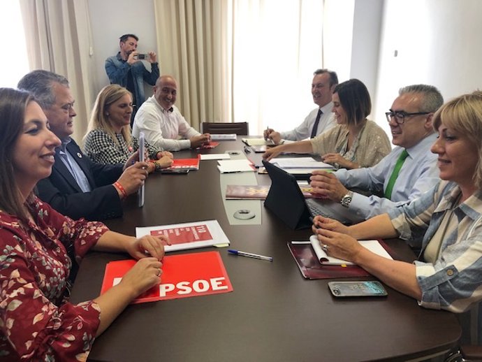 AM.- Sánchez llama a Revilla y habrá un compromiso por escrito con Cantabria, desbloqueando la negociación PRC-PSOE