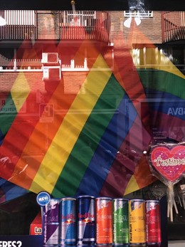 La bandera arcoiris en merchandising por la celebración del Orgullo Gay