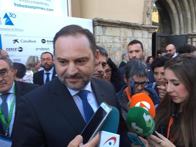 Ábalos ve "muchos inconvenientes" para instalar la visualización de satélite en el aeropuerto Andorra-La Seu 