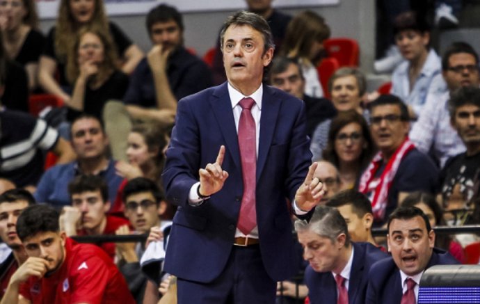 El entrenador del Tecnyconta Zaragoza, Porfi Fisac, durante un partido.